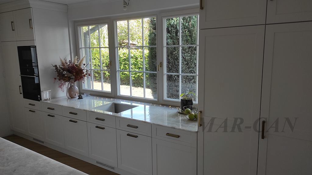 Kuchyńa masív striekaná na bielo