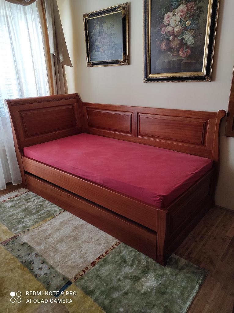 Dobová posteľ morená