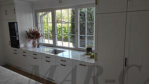 Kuchyńa masív striekaná na bielo