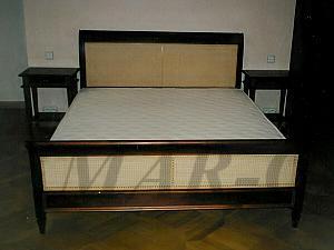 Ratanova postel s nočnými stolíkmi